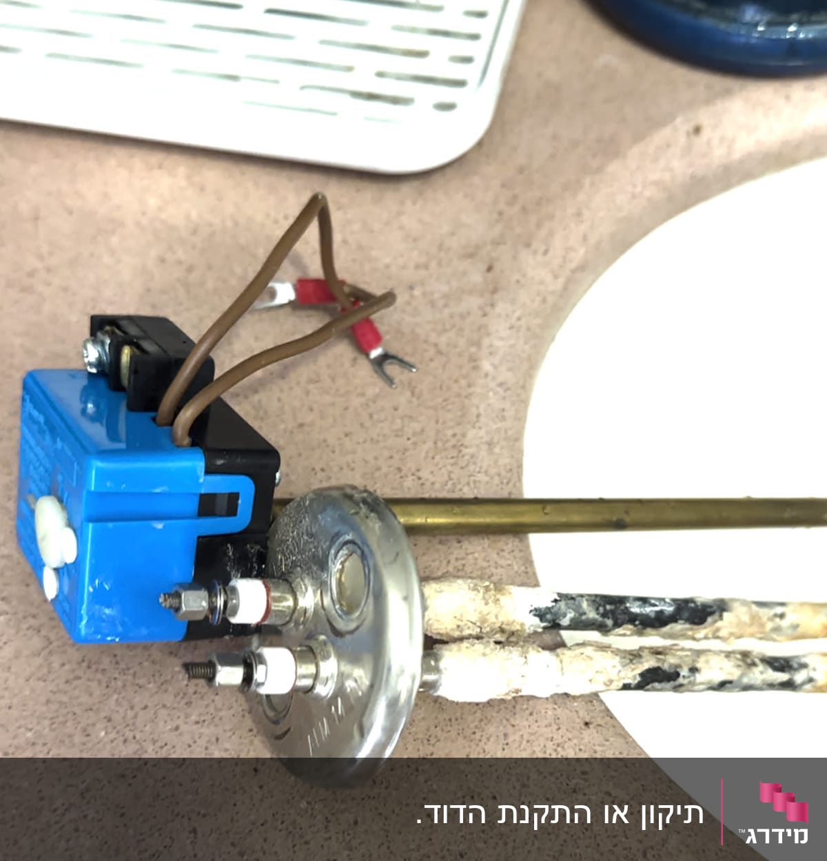 רכיב חשמלי של דוד שמש עם חוטים מחוברים